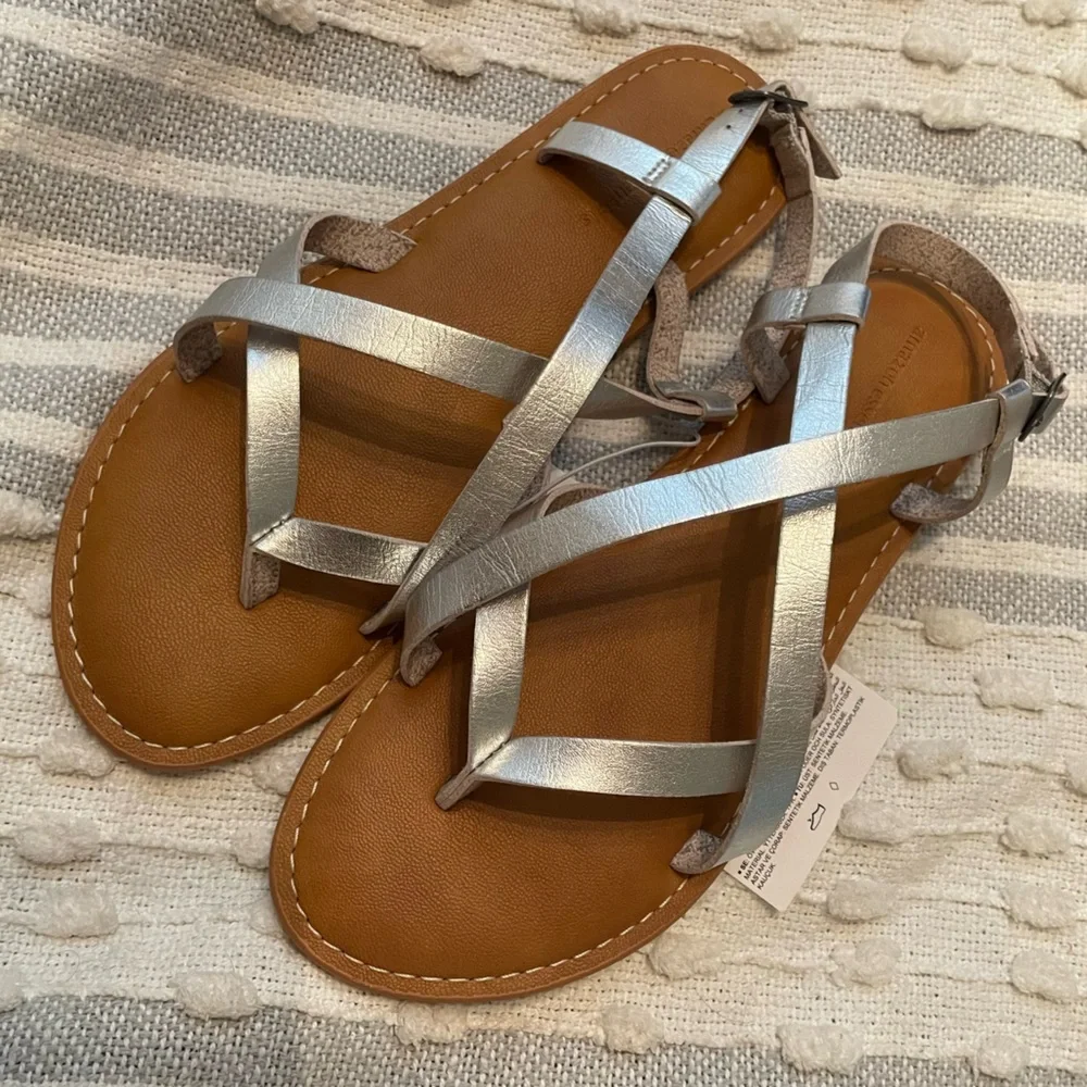 Amazon Essentials Women's Casual Strappy Sandal Silver metallic NWT Size 8